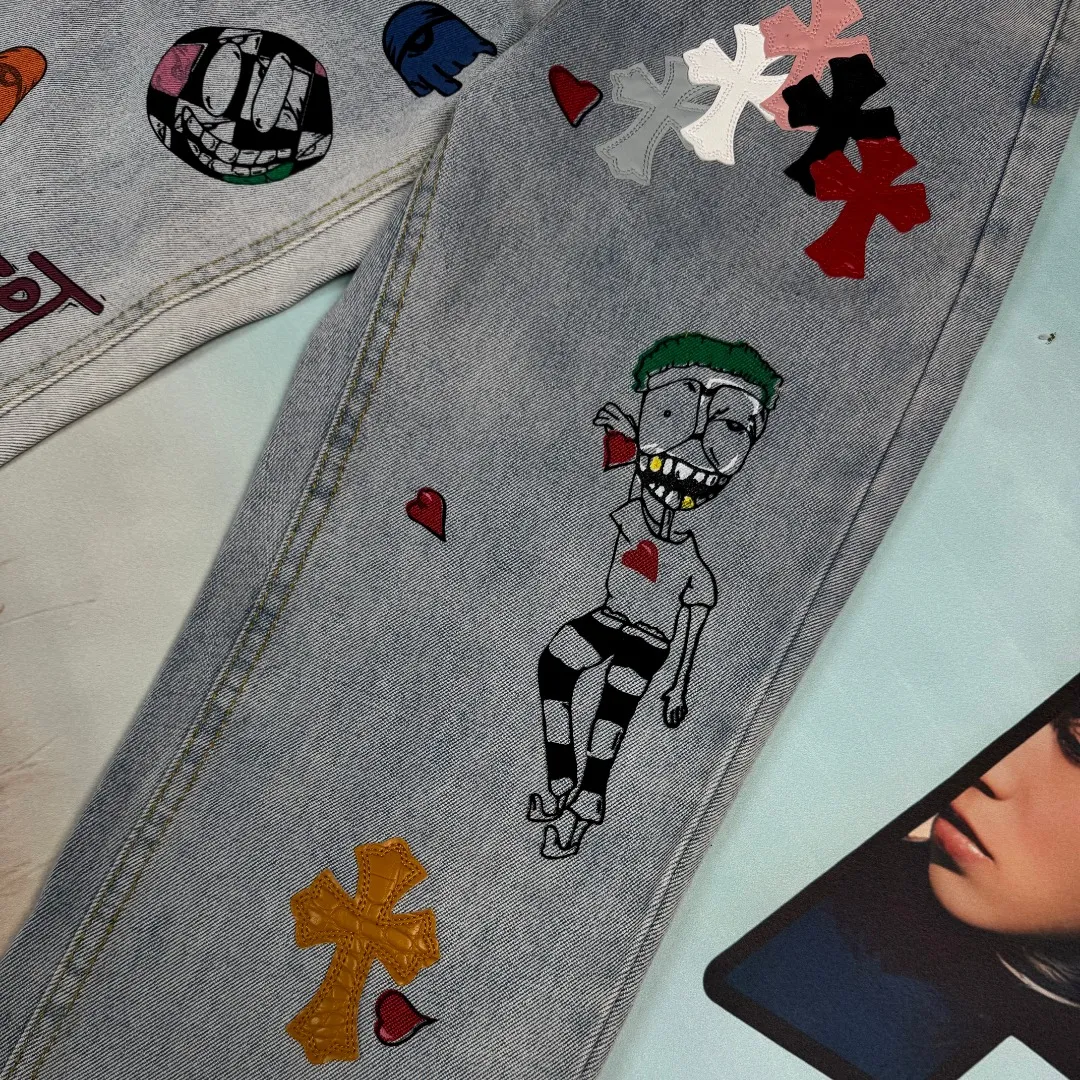 🅿️300 🔘Model No.-KL101 🔘Croixin𝐂𝐡𝐫𝐨𝐦𝐞 𝐇𝐞𝐚𝐫𝐭 CH graffiti crocodile skin jeans* CH The graffiti crocodile skin jeans co-branded by Crowe Xin are a rare treasure in the fashion world! That's quite rare on the market. Take a closer look at these pants, which are carefully embellished with 17 cross elements, and they are made of three different high-quality materials, including luxurious crocodile leather, soft and delicate lambskin, and unique horsehair. Every material is made of real materials. Compared with ordinary styles, there is a huge difference! What’s more worth mentioning is that the genderless trend exuded by these jeans is simply amazing! No matter boys or girls, as long as they wear it, they can easily control it, instantly make their fashionable temperament up, and become the most eye-catching trend focus among the crowd!  Color: Light Blue Size: S M L XL (28.30.32.34)